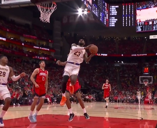 旺财28APP-拉都拉不住！詹姆斯反击造杀伤 自己直接冲出场外